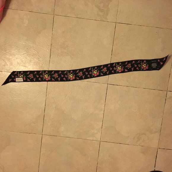 Gucci "Sine Amore Nihil" print silk neck bow - Picture 6 of 7